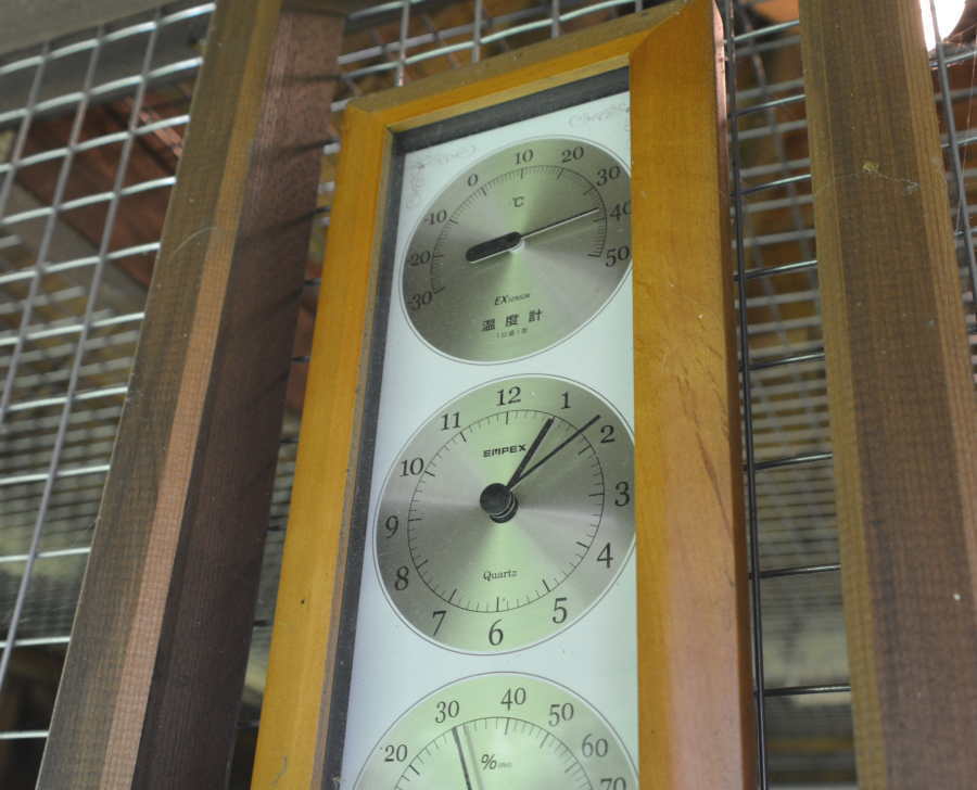 カラス小屋の温度計